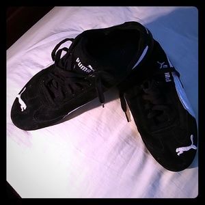 Ladies Pumas Size 10's